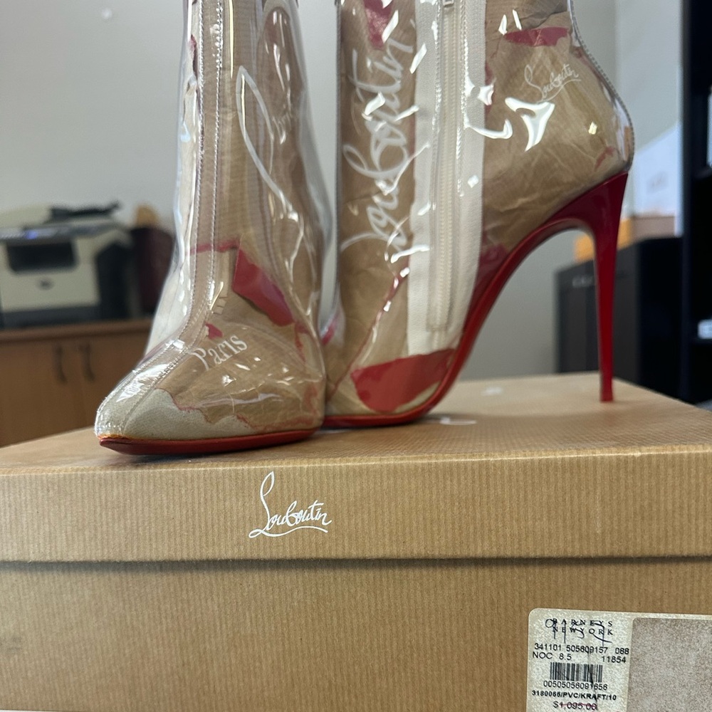 Christian Louboutin So Kate Booty 100 PVC /Lobi/Kraft /Pat-
Worn once.